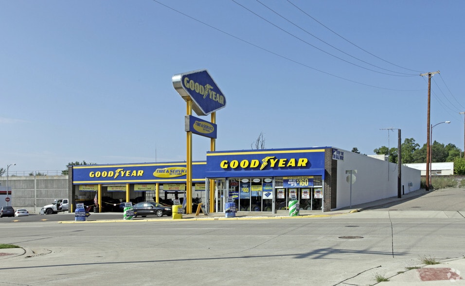 50300 Woodward Ave, Pontiac, MI for sale - Primary Photo - Image 1 of 2