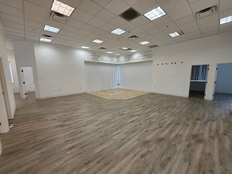 7901 Kingspointe Pky, Orlando, FL for lease - Building Photo - Image 3 of 30