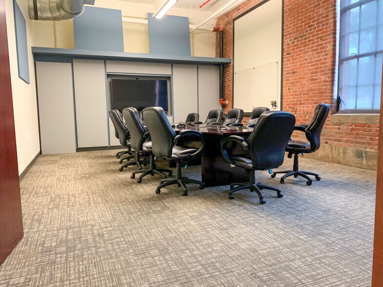 42 Ladd St, East Greenwich, RI for lease - Interior Photo - Image 3 of 9