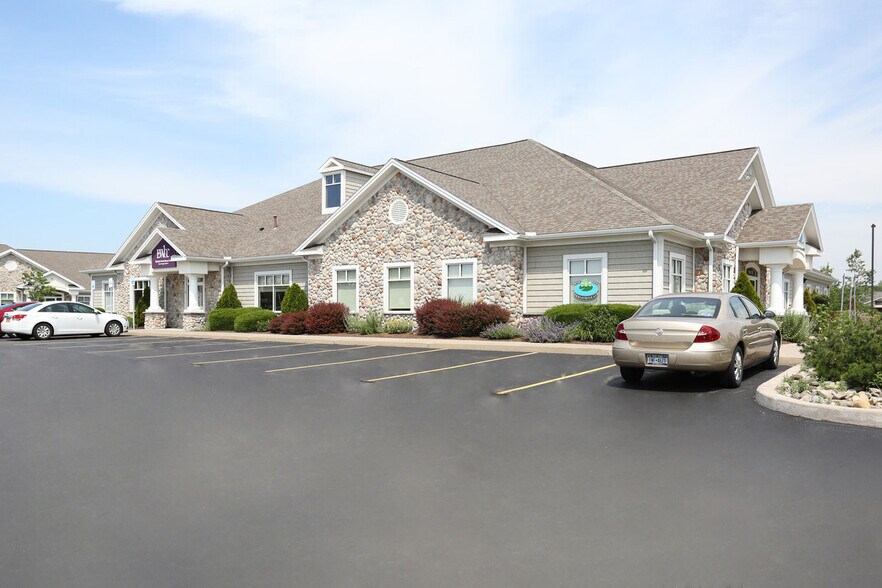 1 Saredon Pl, Rochester, NY à louer - Photo du bâtiment - Image 2 de 8