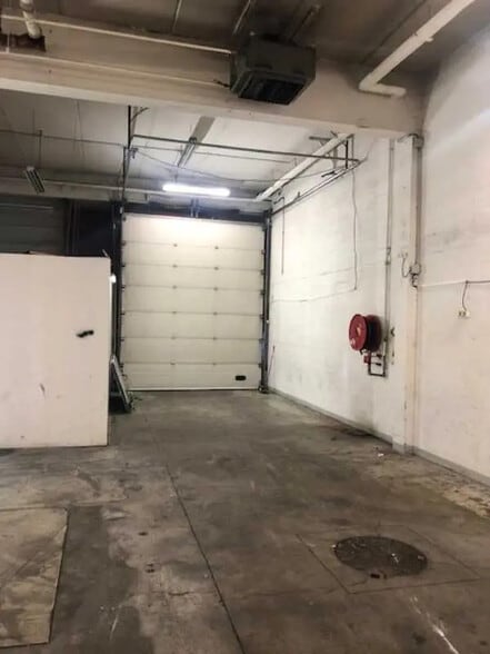 Flex in Fontenay-sous-Bois for lease - Interior Photo - Image 2 of 9