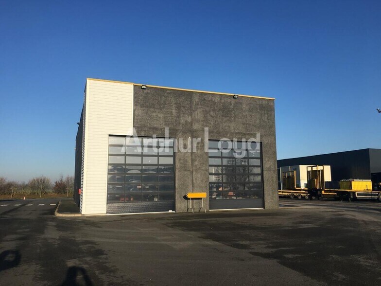 Industrial in Carvin for lease - Building Photo - Image 2 of 5