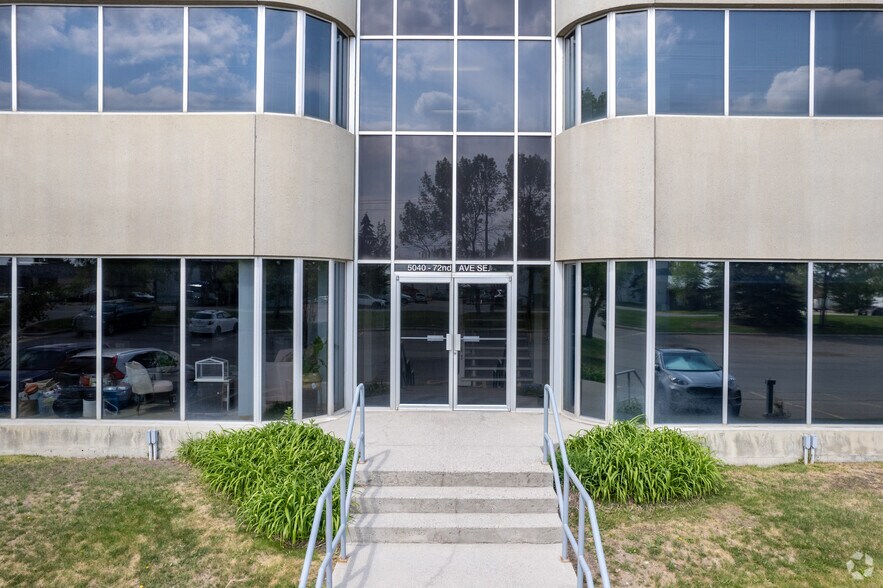 4920-5280 72 Av SE, Calgary, AB à louer - Photo du bâtiment - Image 3 de 10