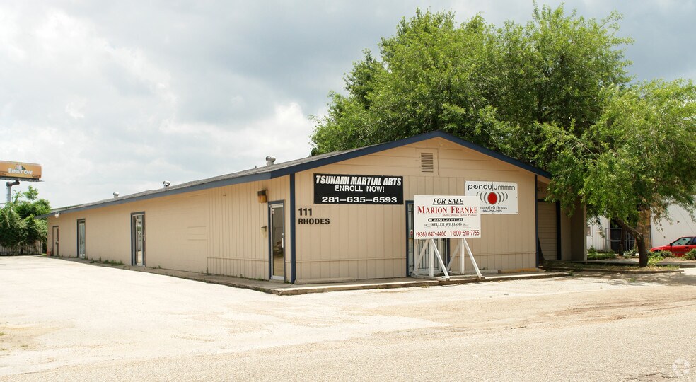 111 Rhodes St, Conroe, TX à vendre - Photo du bâtiment - Image 3 de 5
