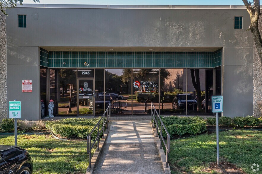 2345-2355 Merritt Dr, Garland, TX à louer - Photo du bâtiment - Image 3 de 7