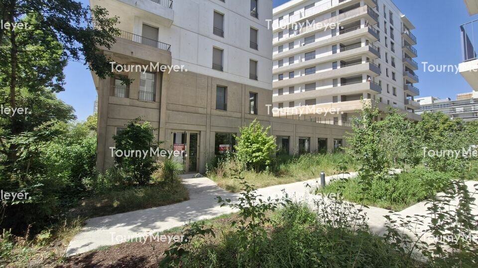 Retail in Bordeaux for lease Building Photo- Image 1 of 8