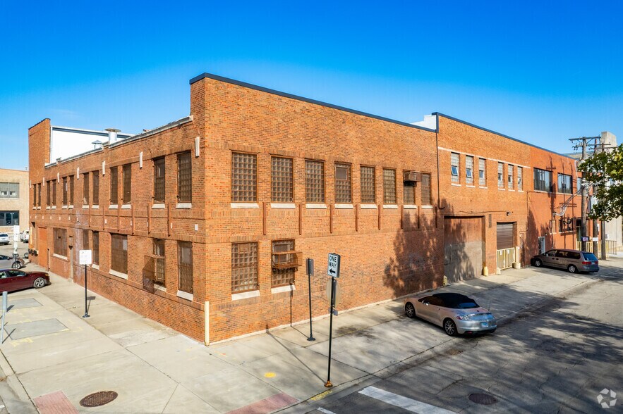 4006 W Belden Ave, Chicago, IL à louer - Photo du bâtiment - Image 1 de 6