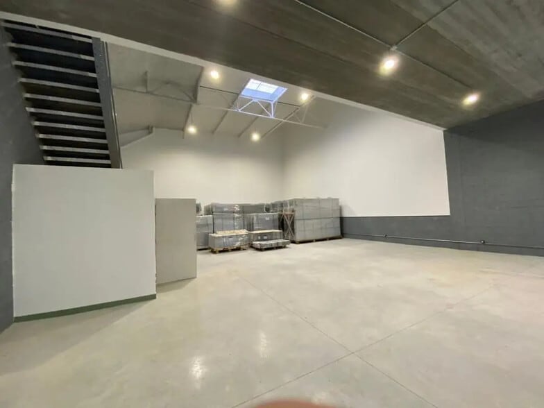 Industrial in Vaux-le-Pénil for lease - Interior Photo - Image 3 of 7