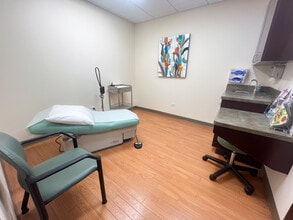 1604 N Main St, Wheaton, IL à vendre Photo intérieure- Image 2 de 3