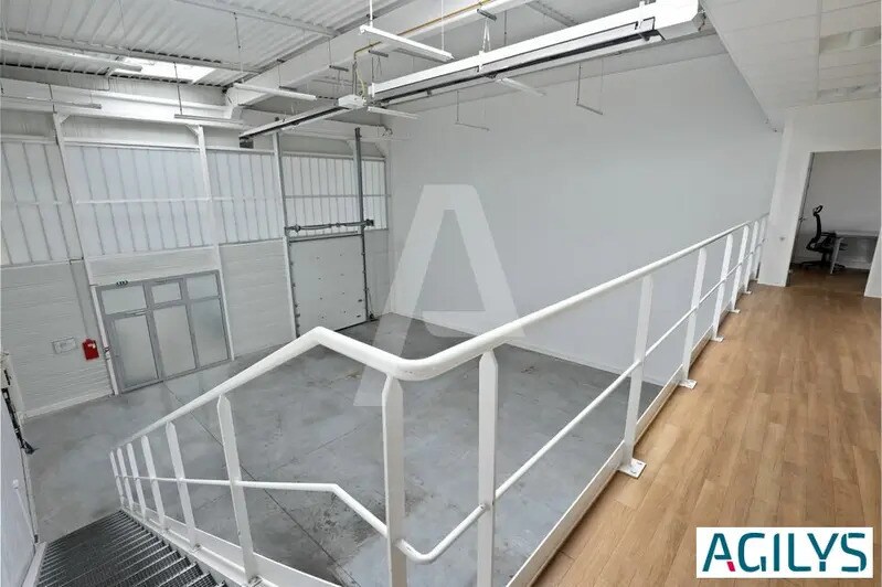 Flex in Palaiseau for lease - Interior Photo - Image 3 of 8