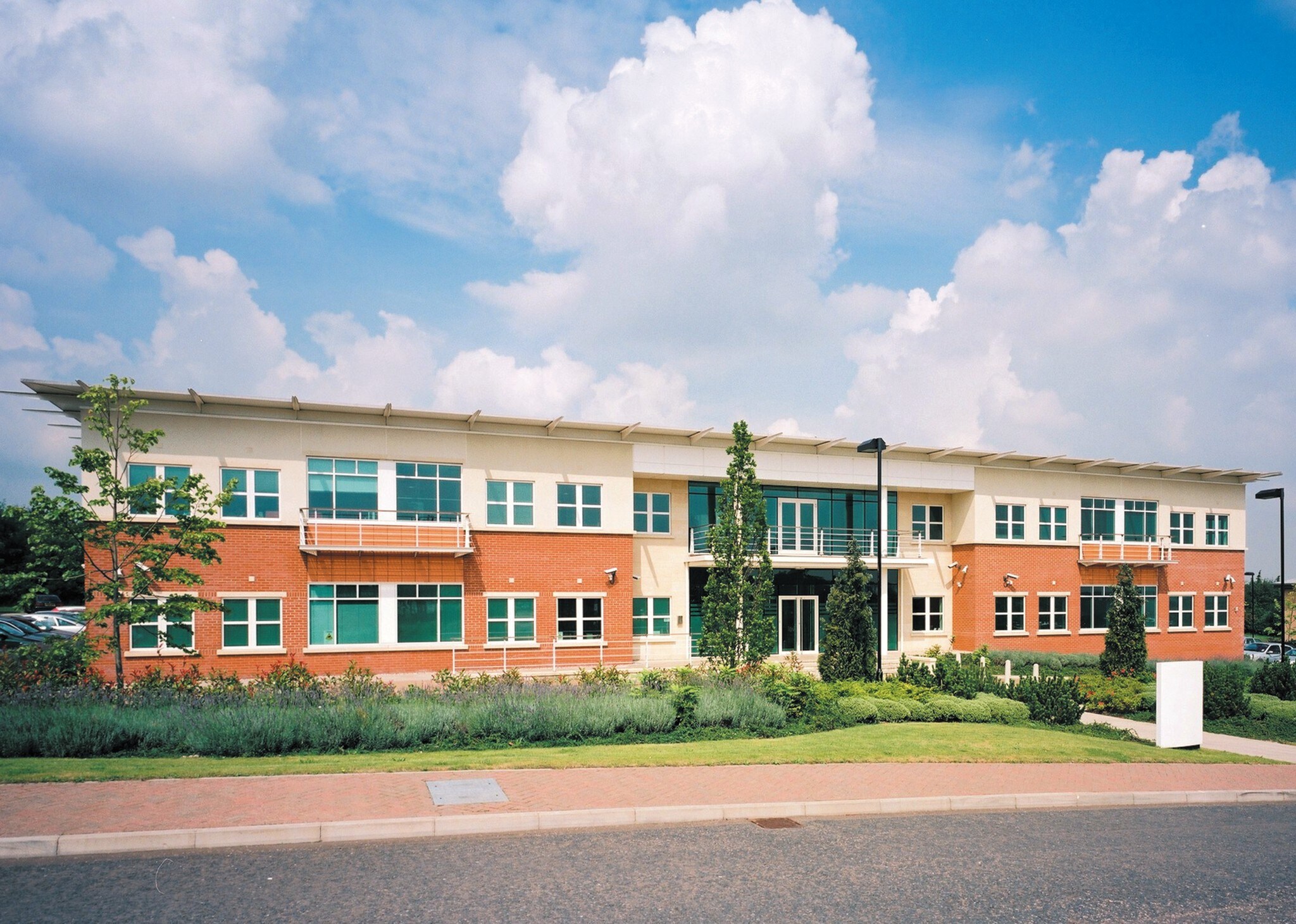 960 Capability Grn, Luton à louer Photo du bâtiment- Image 1 de 2