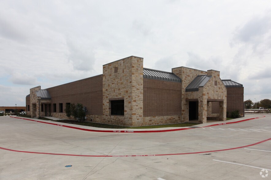 765 Custer Rd, Plano, TX à vendre - Photo du bâtiment - Image 2 de 2