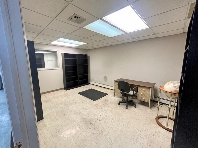 39-41 Hutcheson Pl, Lynbrook, NY à vendre - Photo intérieure - Image 2 de 8