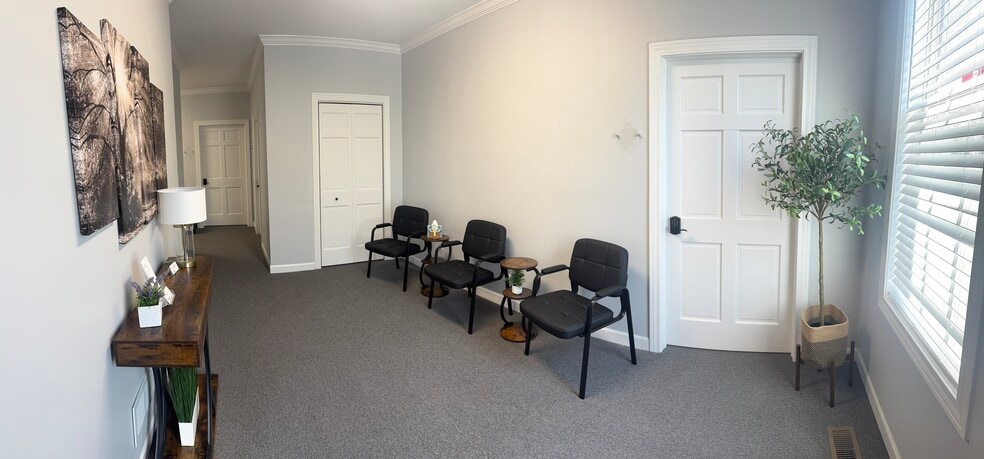 1630 W Colonial Pky, Inverness, IL for lease - Building Photo - Image 3 of 14
