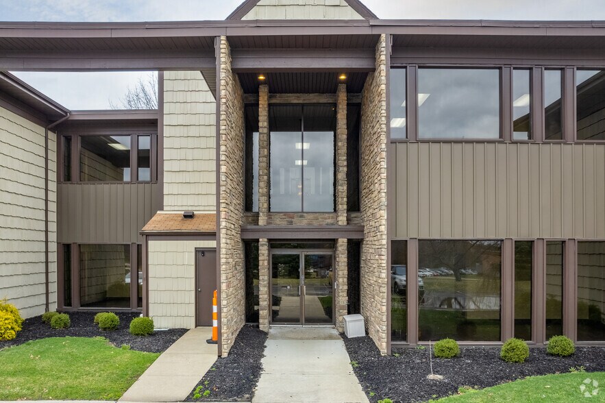 3570 Executive Dr, Uniontown, OH à louer - Photo du bâtiment - Image 3 de 10