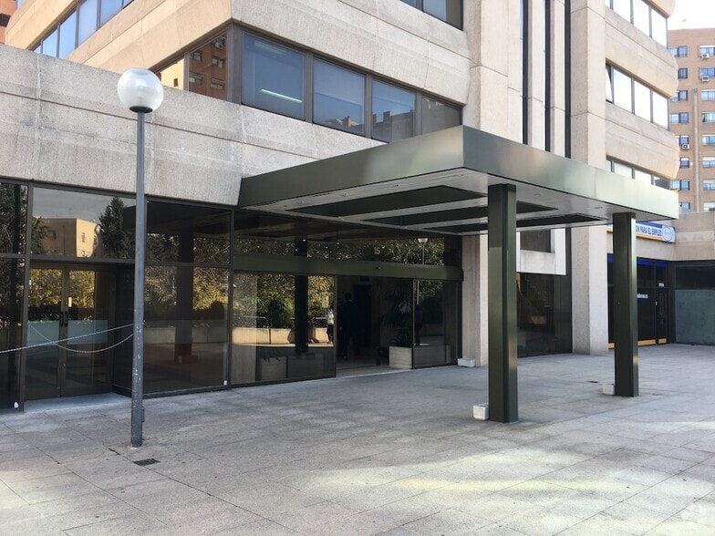 Calle de Juan Esplandiú, 15, Madrid, Madrid for lease - Building Photo - Image 3 of 11