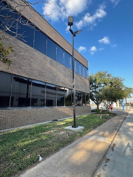 11011 Jones Rd, Houston, TX à vendre - Photo du bâtiment - Image 2 de 26