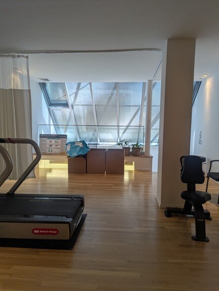 150 W 58th St, New York, NY for lease - Interior Photo - Image 2 of 16