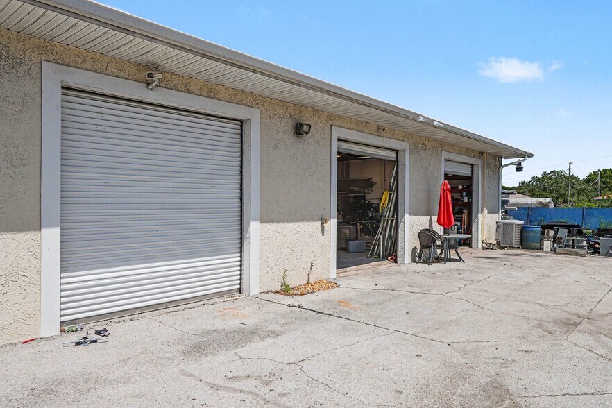 2012 Aurora Rd, Melbourne, FL à louer - Photo du bâtiment - Image 3 de 28