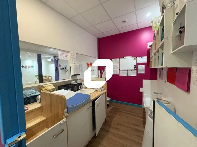 Office in Montigny-le-Bretonneux for lease - Building Photo - Image 3 of 14