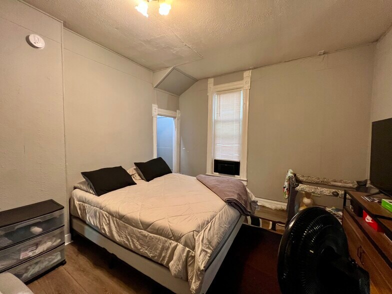 2502 Pine Ave, Mattoon, IL à vendre - Photo du bâtiment - Image 2 de 39