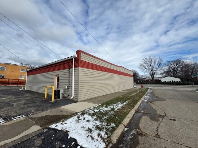 3001 Rochester Rd, Royal Oak, MI à louer - Photo du bâtiment - Image 2 de 12