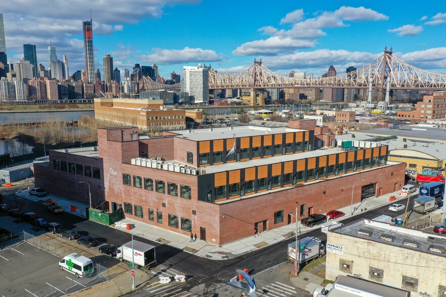 9-03 44th Rd, Long Island City, NY à louer - Photo du bâtiment - Image 2 de 8