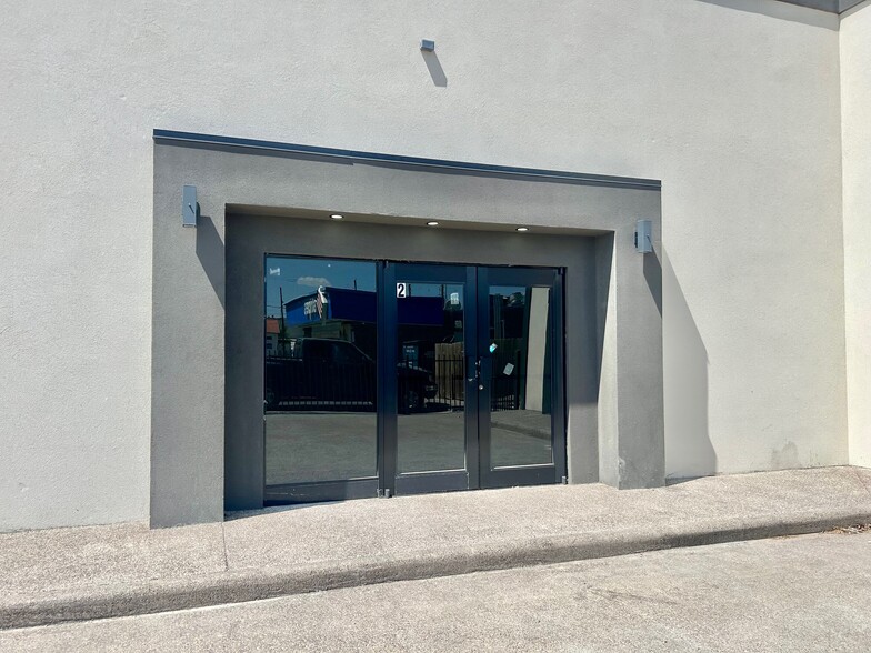 1113 San Bernardo Ave, Laredo, TX for lease - Building Photo - Image 2 of 35