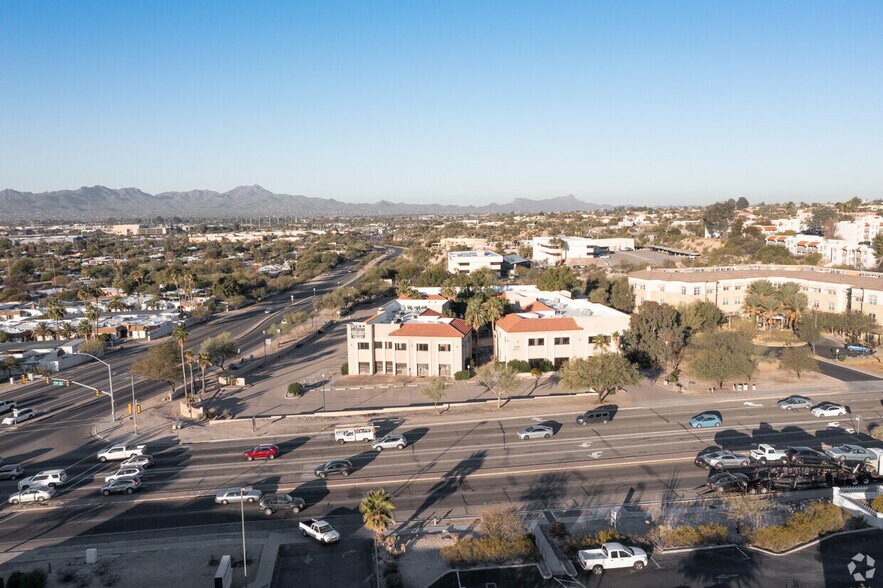 655 E River Rd, Tucson, AZ à louer - Photo du bâtiment - Image 2 de 5