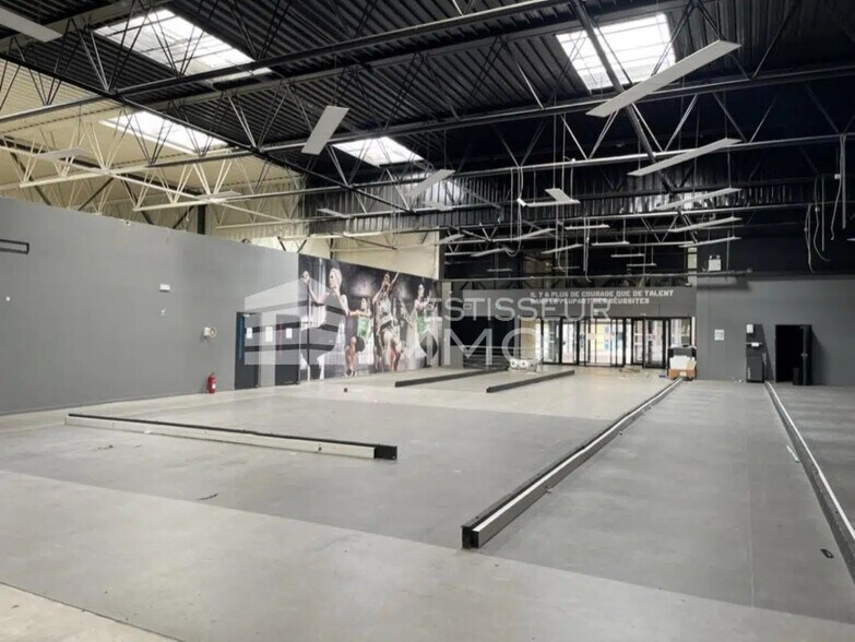 Retail in Savigny-le-Temple for lease - Interior Photo - Image 1 of 5