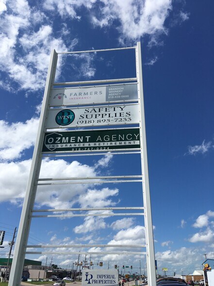 4717 S Mingo Rd, Tulsa, OK à louer - Photo du bâtiment - Image 3 de 9