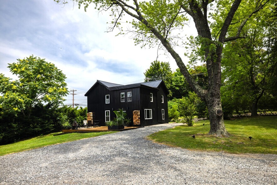 5628 S 3rd St, Hudson, NY à vendre - Photo du bâtiment - Image 3 de 10
