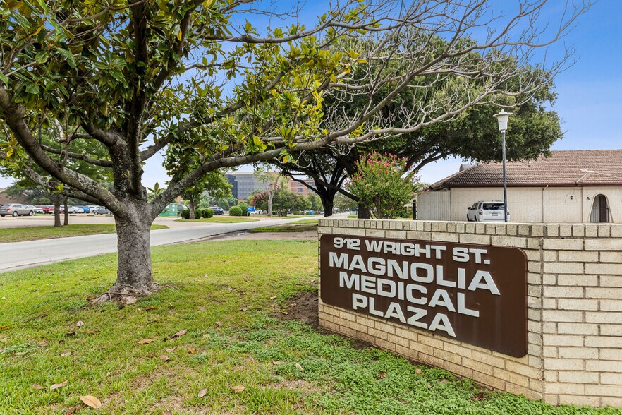 912 Wright St, Arlington, TX à vendre - Photo du bâtiment - Image 1 de 26