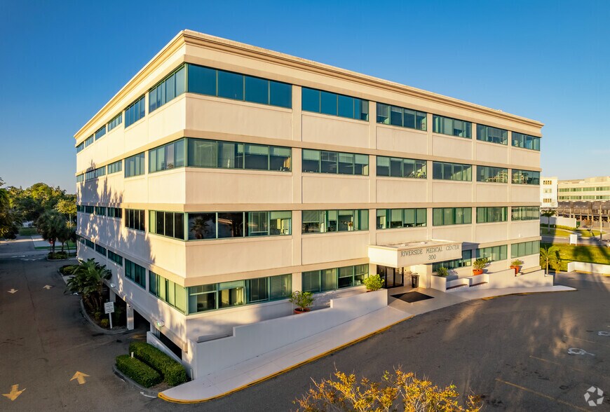 300 Riverside Dr E, Bradenton, FL à louer - Photo principale - Image 1 de 6