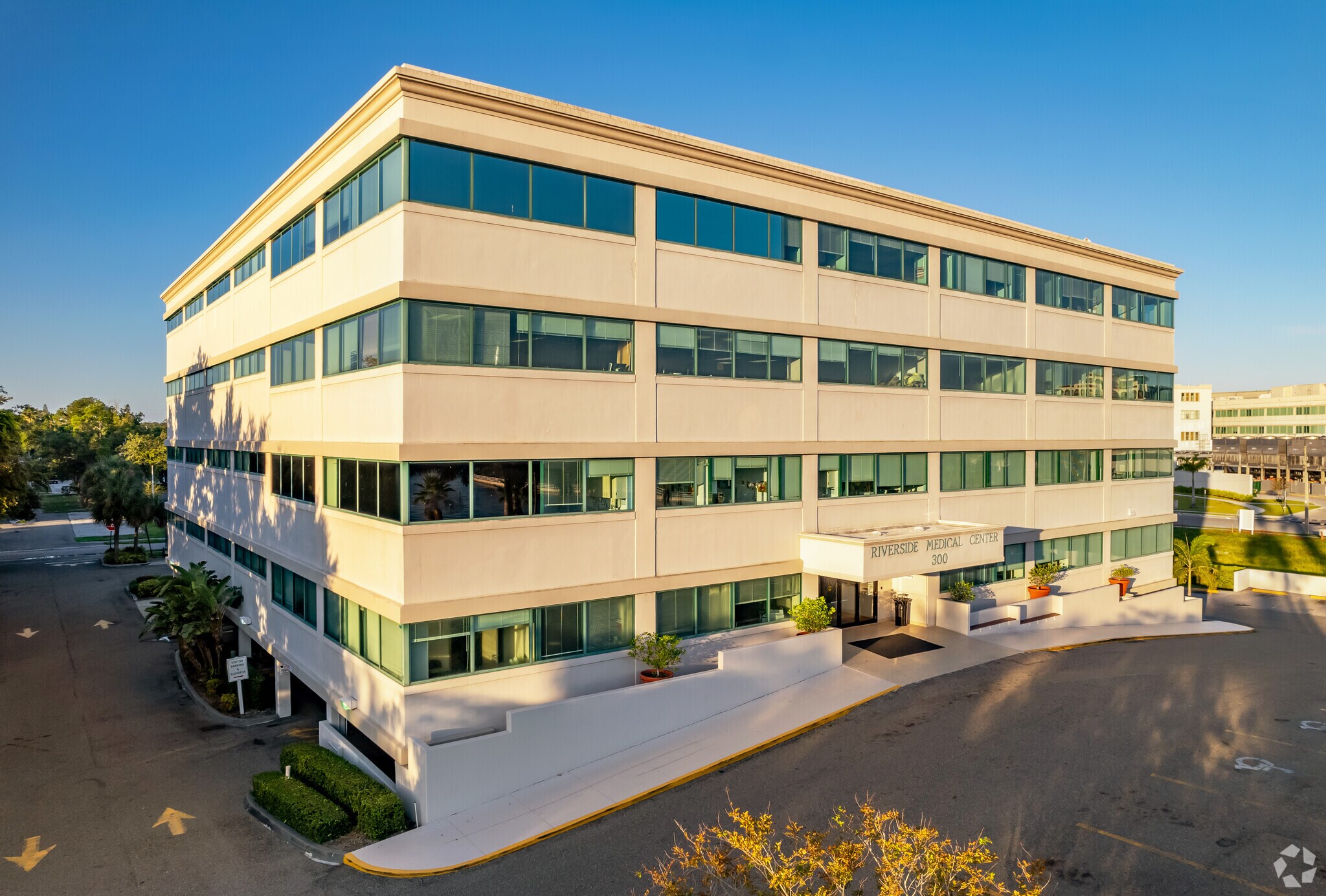 300 Riverside Dr E, Bradenton, FL à louer Photo principale- Image 1 de 7