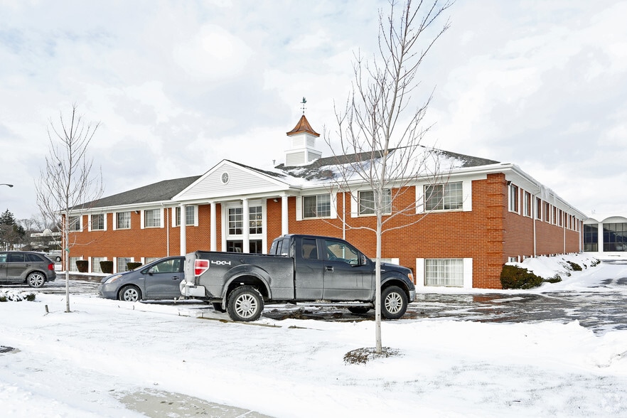 2820 W Maple Rd, Troy, MI for lease - Primary Photo - Image 2 of 27