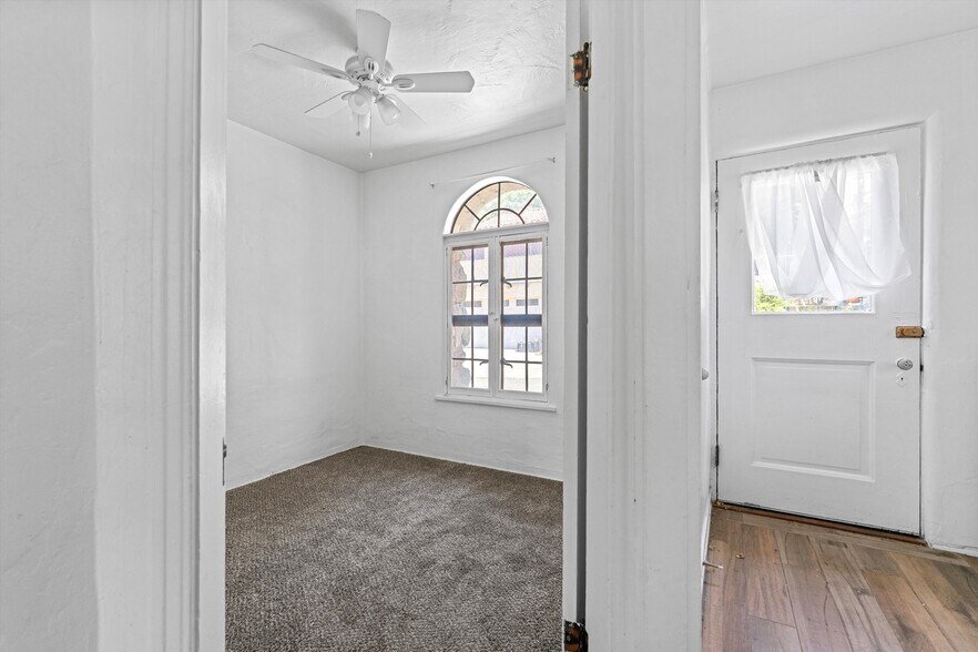 17539 Elizabeth Lake Rd, Lake Hughes, CA à vendre - Photo intérieure - Image 2 de 36