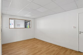Office in Levallois-Perret for lease Interior Photo- Image 1 of 12