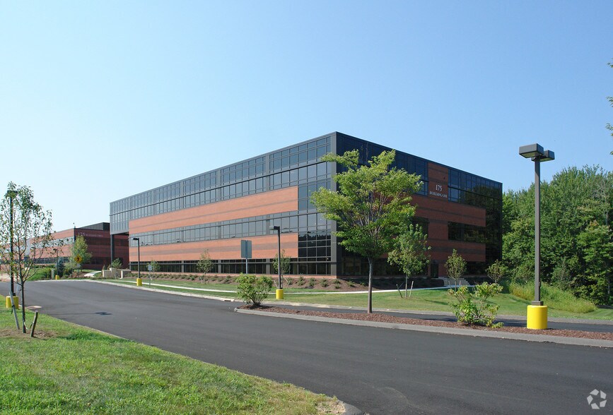 175 Scott Swamp Rd, Farmington, CT à vendre - Photo du bâtiment - Image 2 de 10