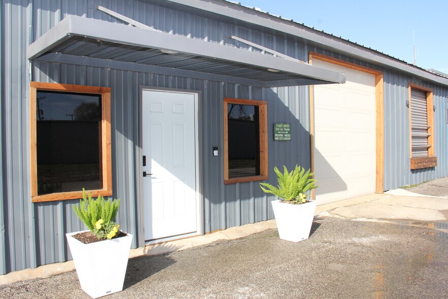 98 Avenue A, Conroe, TX à louer - Photo du bâtiment - Image 1 de 35