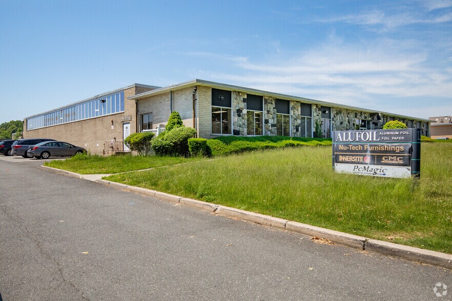 135 Oser Ave, Hauppauge, NY à louer - Photo du bâtiment - Image 3 de 22