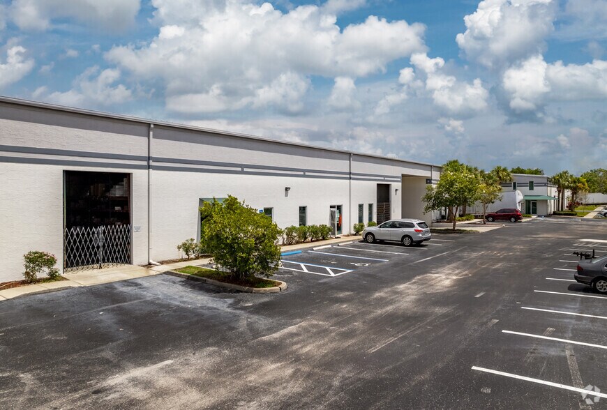 7100 123rd Cir N, Largo, FL à louer - Photo du bâtiment - Image 2 de 4