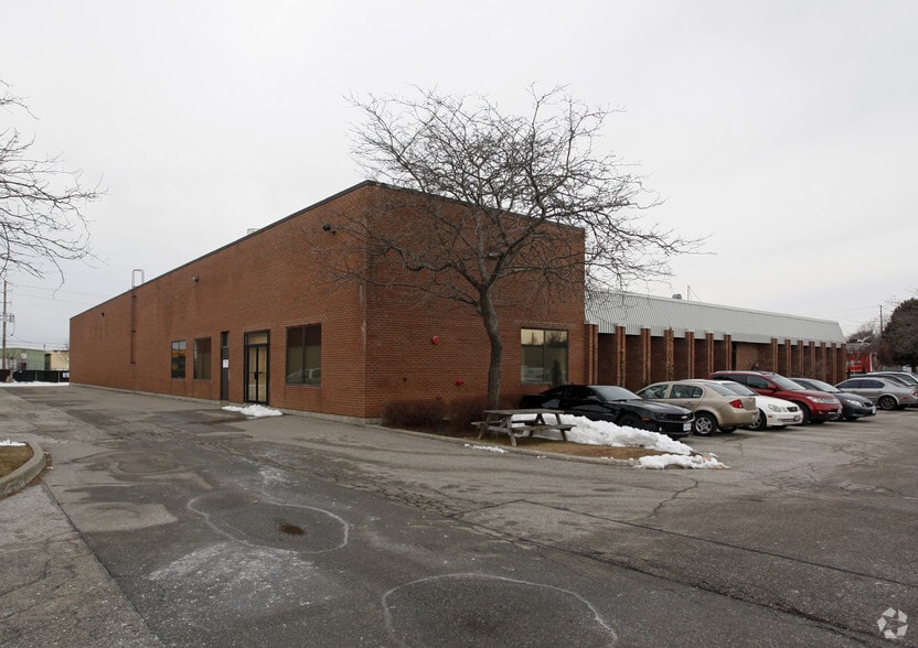 427 Horner Av, Toronto, ON à louer - Photo du bâtiment - Image 2 de 2
