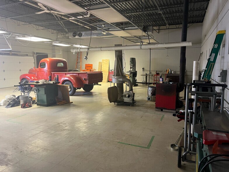 5941 S Howell Ave, Milwaukee, WI à louer - Photo du bâtiment - Image 2 de 2