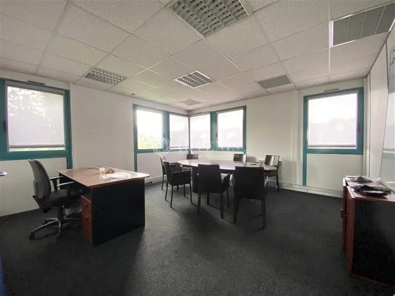Office in Arcueil for lease - Interior Photo - Image 3 of 7