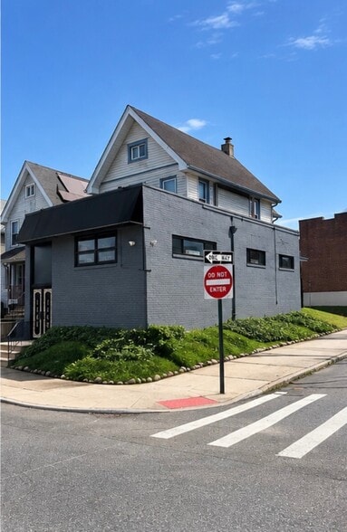 1168 Forest Ave, Staten Island, NY à vendre - Photo du bâtiment - Image 2 de 26