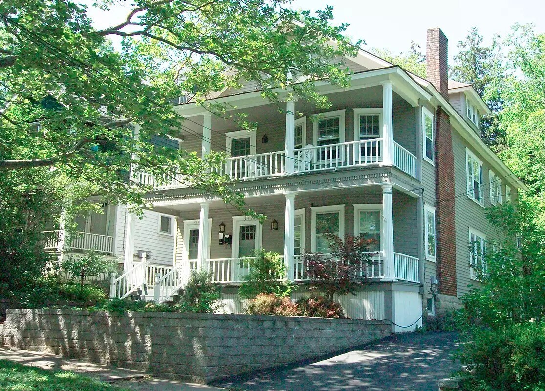 28-BEDS NEAR SYRACUSE UNIVERSITY portefeuille de 4 propriétés à vendre sur LoopNet.ca Photo principale- Image 1 de 8