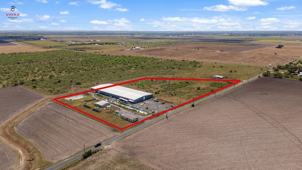 833 County Road 583, La Coste, TX à vendre - Photo du bâtiment - Image 2 de 47