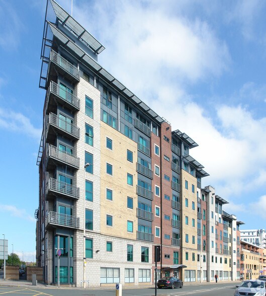 156 Chapel St, Salford à vendre - Photo du bâtiment - Image 2 de 5