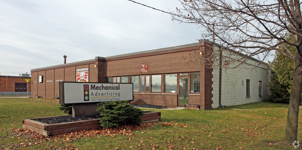 574 Wentworth St E, Oshawa, ON à vendre - Photo du bâtiment - Image 3 de 3